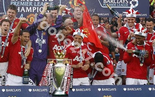 Manchester United's Players Celebrate With The English Premier League Trophy Following Their English Premier League Soccer Match Against Blackpool At Old Trafford In Manchester
